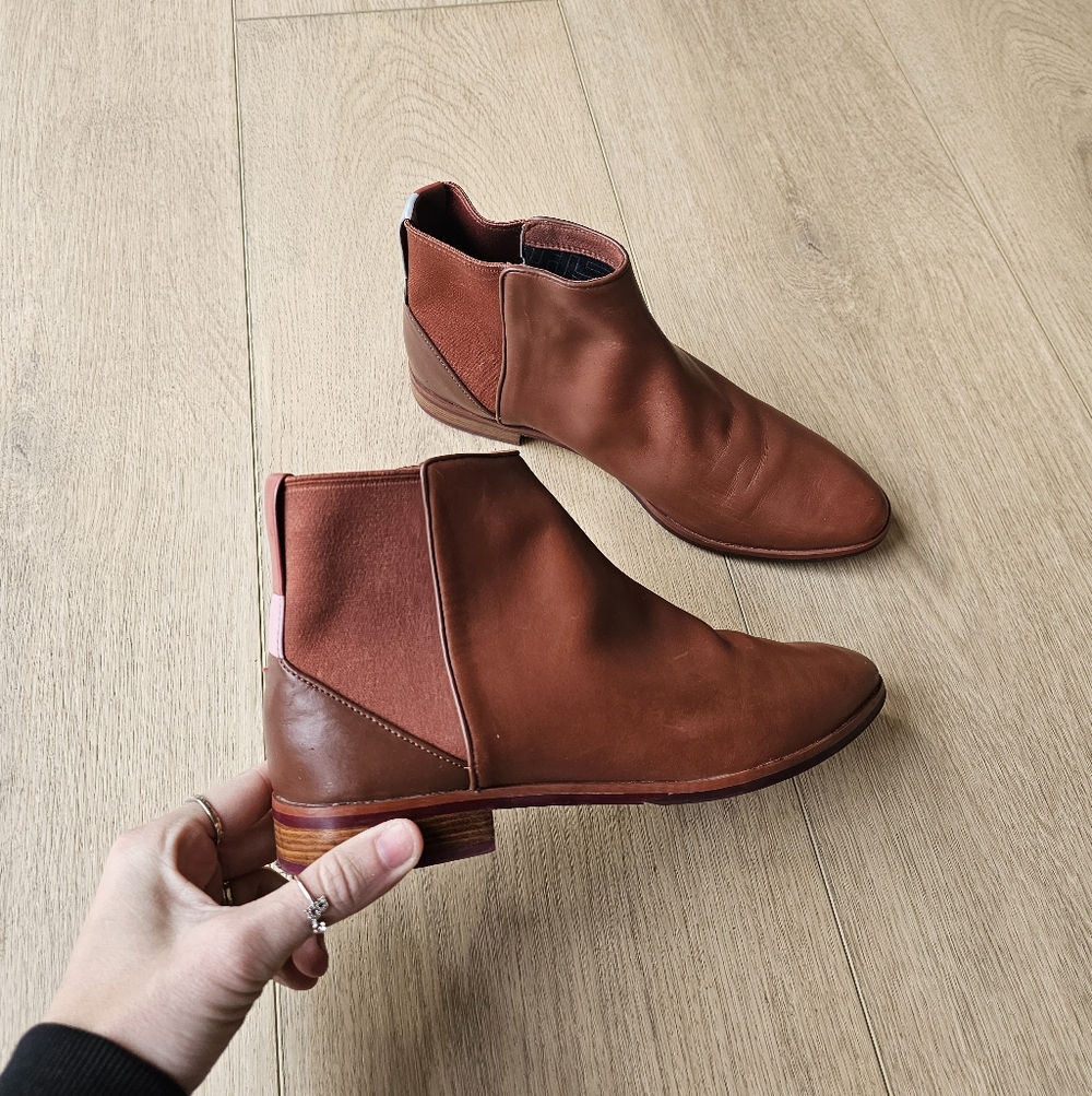 Ted Baker Equiise Cabin Leather Chelsea Boot in Tan - Picture 2 of 8